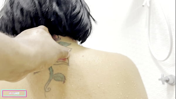 PEGUEI MINHA MULHER LAVANDO A BUCETA PARA O SEU AMANTE 