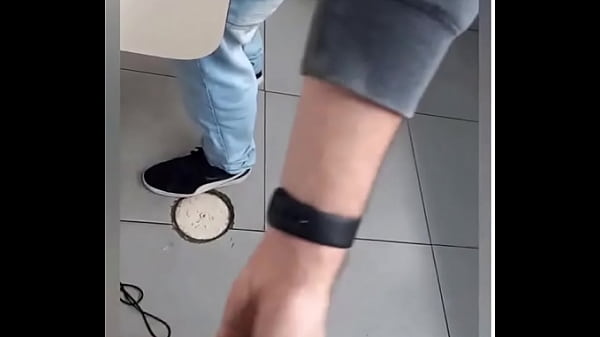 Play MP4 - quando vou mijar em banheiro publico os caras ficam loucos com meu pau&comma; completo RED