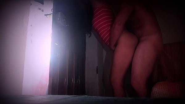 Chica caliente tomapolla en la tarde para follar sin importar dejar la puerta_abierta