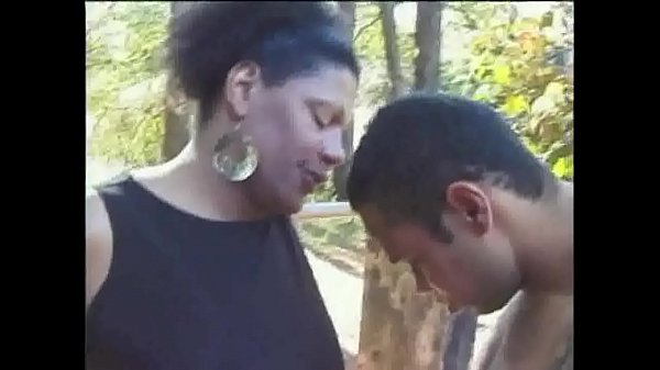 Jeune Latino Bais&eacute;e Par Une Transeuxelle Ag&eacute;e thumbnail