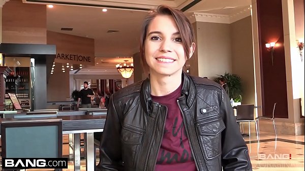 Play MP4 - Flashing her pussy in a restaurant