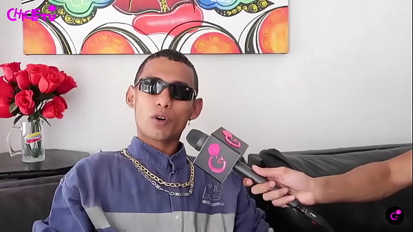 Nonton La Mama Lo Motivo A Salir A Delante Con La Fumigacion Y Hoy Le Mete A La Musica Con Charadas Pero Va Creciendo. thumbnail