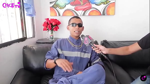 La mama lo motivo a salir a delante con la fumigacion y hoy le mete a la musica con charadas pero va creciendo 