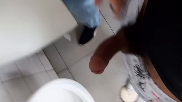 Play MP4 - Entrei no banheiro macho ficou olhando logo pauz&atilde;o ficou duro - FULL RED