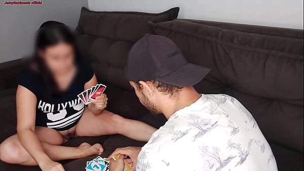 Play MP4 - Chamei o vizinho pra jogar UNO eu sem calcinha e meu marido no trabalho