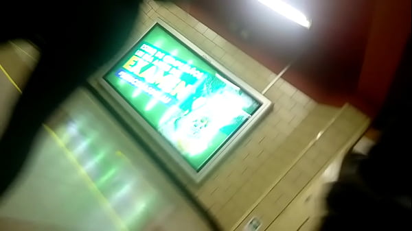 Play MP4 - Jovencita le gusta que le miren su rico culo por eso usa leggins