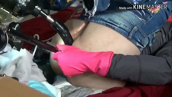 Janinas Arsch wird von zwei Maschinen hart durchgefickt 