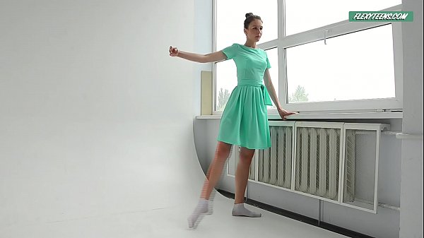 Play MP4 - Alla Sinichka being sexy while dressed