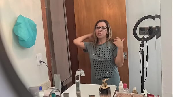 loira gostosa foi arrumar o cabelo , mas deixou abuceta aparecer