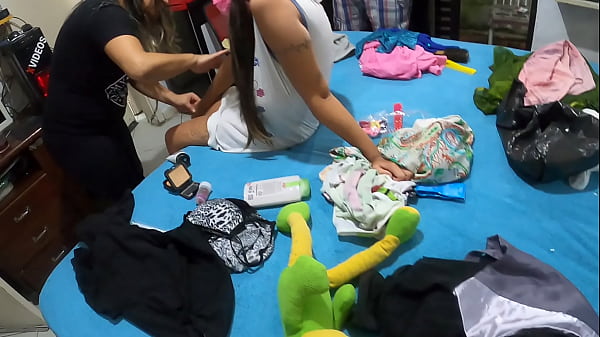 Mãe arruma a filha para fazer seu primeiro programa_.