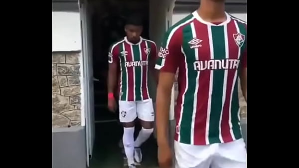 Jogador de pau duro em campo