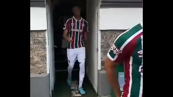 Nonton Jogador De Pau Duro Em Campo thumbnail