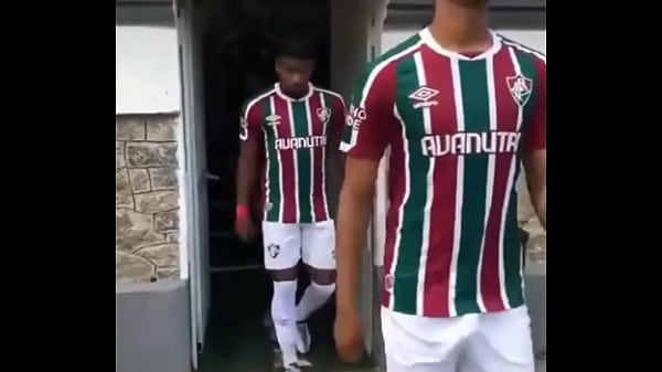 Jogador de pau duro em campo 