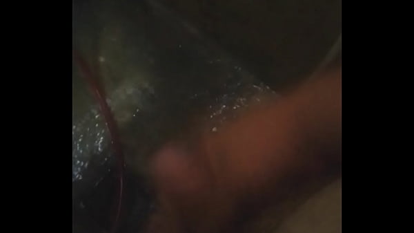 Joven caliente masturb&aacute_ndose en el ba&ntilde_o