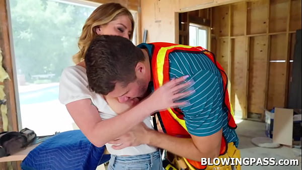 Play MP4 - Busty milf tipping handyman with blowjob