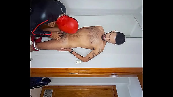 Play MP4 - Eu fui obrigado a comer esse mega rabo grande&comma;enorme e delicioso do professor sigiloso da Smart fit