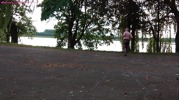 Outdoor in schwarzer feinstrumpfhose