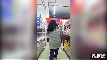 Pill&eacute_ y convenc&iacute_ a una madura en una bodega, para luego pagarle sus deudas a cambio de follar tranquilamente en un motel.