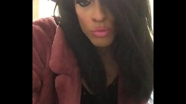 Play MP4 - Sexy Latina slut twerking her ass&period; Touring around UK