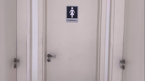 Um homem invade o vestuario feminino do meu trabalho e fode gozando dentro da loira no banho no seu trabalho 