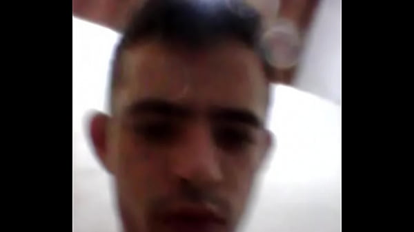 Alexandre Moreira Gomes mostrando a pica grossa e a bundinha. 