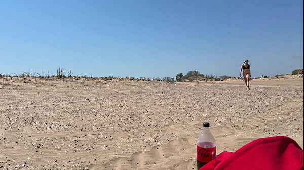 Nonton She Loves To Seduce Tourists On The Beach And Fuck Them thumbnail