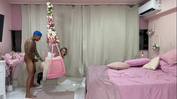 Caiu na net comendo a loira gostosa na rede na balan&ccedil;a bastidores 