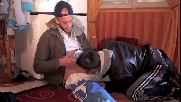 Jeune Gay Sumis Aux Skets D'un Bel H&eacute;t&eacute;ro thumbnail