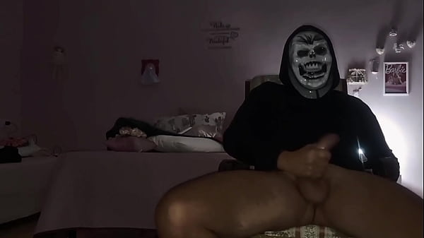 HALLOWEEN SEGA_E PERVERSIONE CON UN CAZZO ENORME NELLA_CAMERA DA LETTO_DELLA MATRIGNA FIGLIASTRO SPIA LA MATRIGNA IN DOCCIA E SI ECCITASI SEGAE SBORRA FORTE_IN MASCHERA