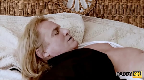 DADDY4K. Braut und zukünftiger_Schwiegervater haben eine Affäre im Schlafzimmer
