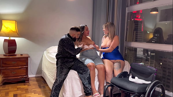 Play MP4 - Nossa f&atilde; e amiga cadeirante vendo do Rio de Janeiro ate S&atilde;o Paulo pra foder gostoso com n&oacute;s novamente &excl; Falou q estava com saudades da fodida do casal paulista &excl; J&aacute; sabe so foi no cuzinho &excl;&excl;&excl;&excl;&excl;