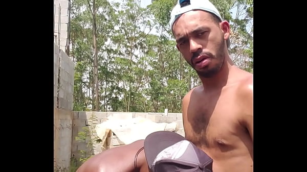 Play MP4 - Dois putos se pagando numa constru&ccedil;&atilde;o abandonada