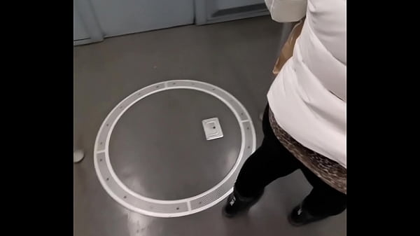 Play MP4 - Incontro una milf in metropolitana la seguo fino al parcheggio e la scopo dietro la macchina in un posto pericoloso