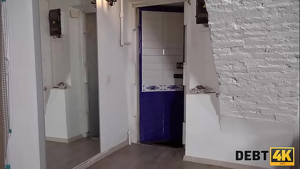 Play MP4 - DEBT4k&period; Joven deudor con cara linda piensa que el sexo es mejor que la pena