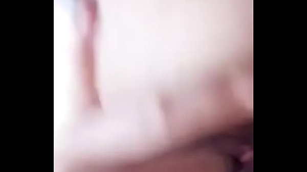 小妹怕日手遮阴