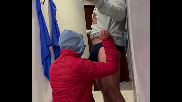 El pollero chupa muy rico mi vergota 