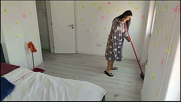 Cojendo madrastra sexy en posici&oacute;n misionera debajo de la cama