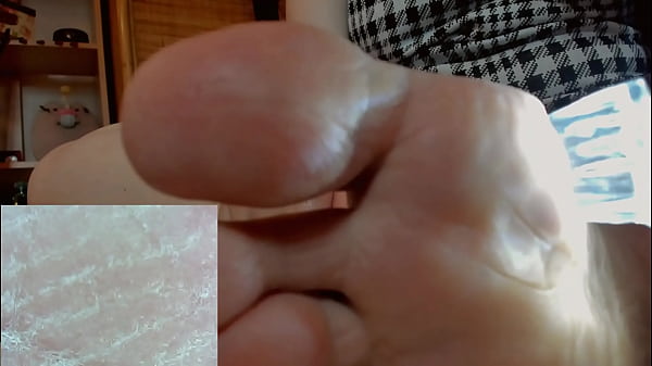 Very close_exploration of the feet_of your_giantessNicoletta