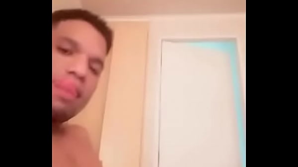 Morenazo dando leche 