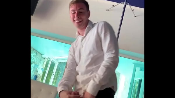 Max felicitas apre la bottiglia con un gran colpo di cazzo il cazzo