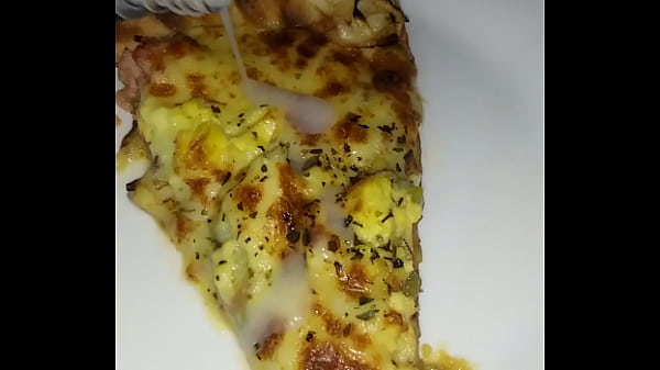 Comendo pizza gozada 