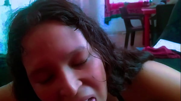 Mamada hasta recibir el semen en la cara facial hotwife compartida por su cornudo para hacer mamadas a sus amigos mientras el trabaja ella recibe todo la corrida en la cara y luego limpia la polla tragando semen