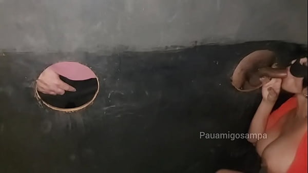 Play MP4 - Esposa safada chupando e dando pra desconhecidos no Glory-hole