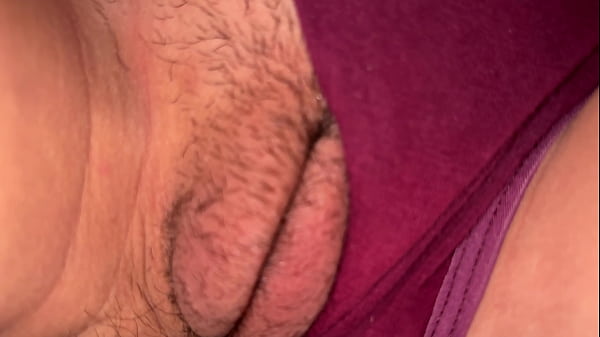 Мастурбация крупным планом волосатой киски