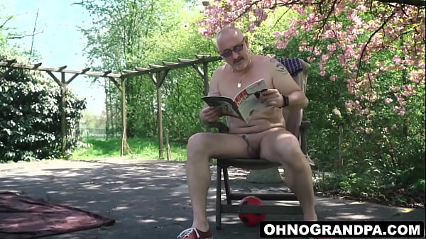 Nonton Teen Charlotte Johnson Spies On Naked Neighbor thumbnail