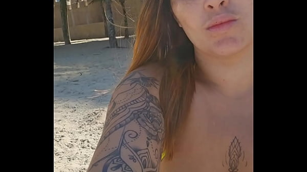 Os machos n&atilde;o param de me olhar na praia 