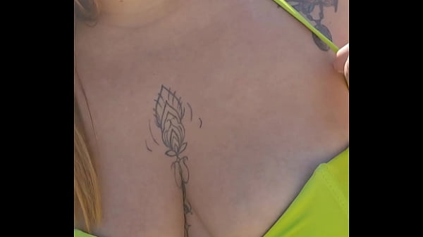 Play MP4 - Os machos n&atilde;o param de me olhar na praia