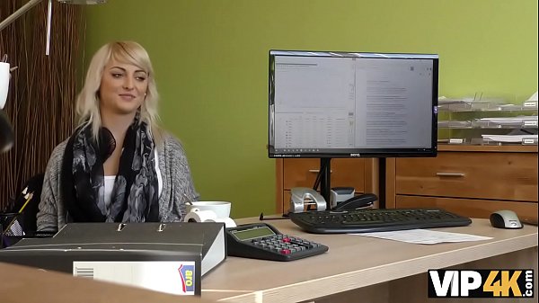 VIP4K L agent la_chatte serrée de l jeunes puis_il approuve le prêt desfilles