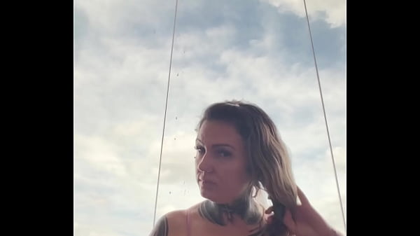 Mulher tatuada quase vai expulsa da academia por usar top transparente com os bicos do peitos duros ! Ela disse q estava duro por est&aacute; com muito tesao no momento 