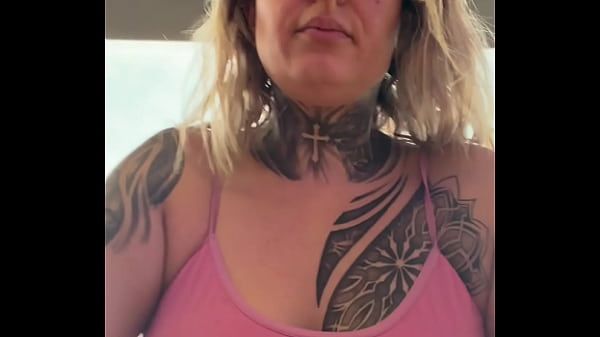 Nonton Mulher Tatuada Quase Vai Expulsa Da Academia Por Usar Top Transparente Os Bicos Do Peitos Duros ! Ela Disse Q Estava Duro Por Est&aacute; Muito Tesao No Momento thumbnail